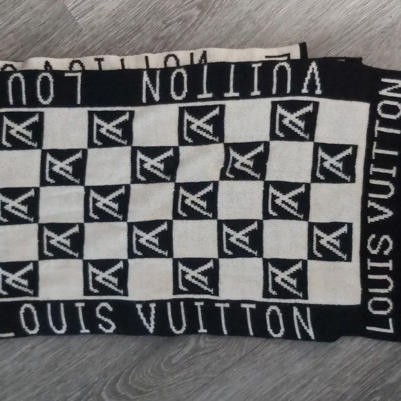 LOUIS Vuitton Knit Scarf - Picture 3 of 8